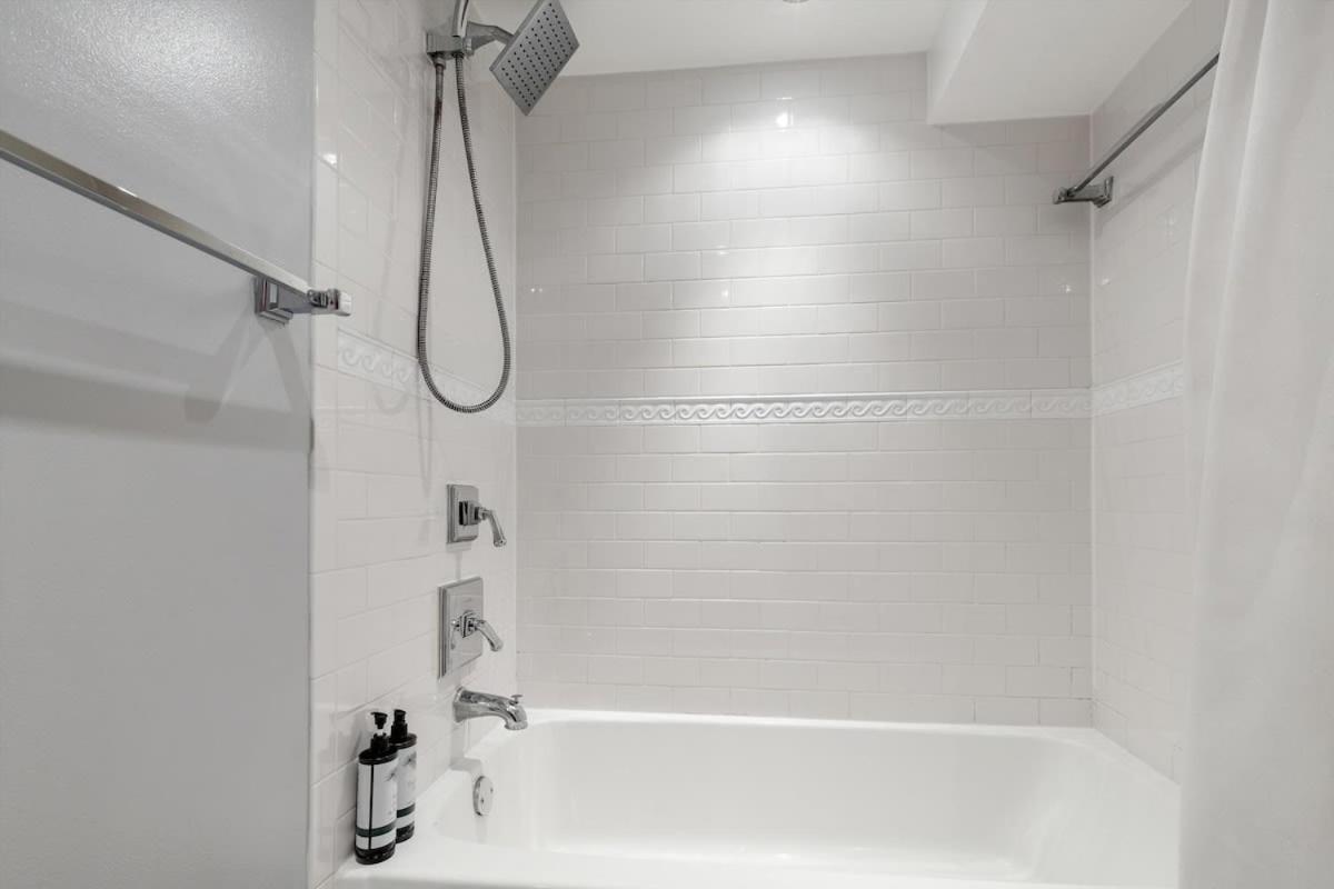 Entire 1-Br Apt In Noma Eckington ワシントン エクステリア 写真